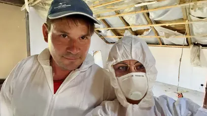 Das CHRISBAU-Team bei Sanierungsarbeiten in Schutzkleidung